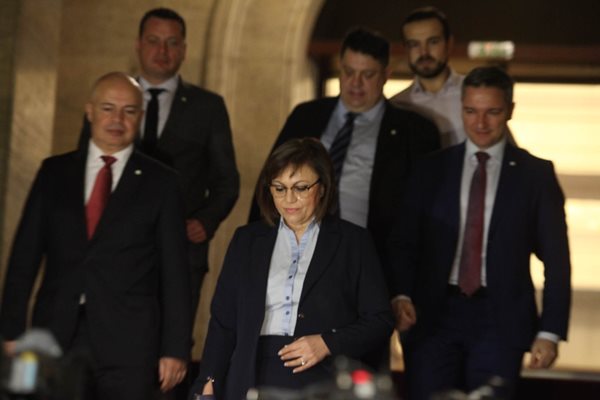 Корнелия Нинова с изявление пред журналисти малко след връщането на мандата
