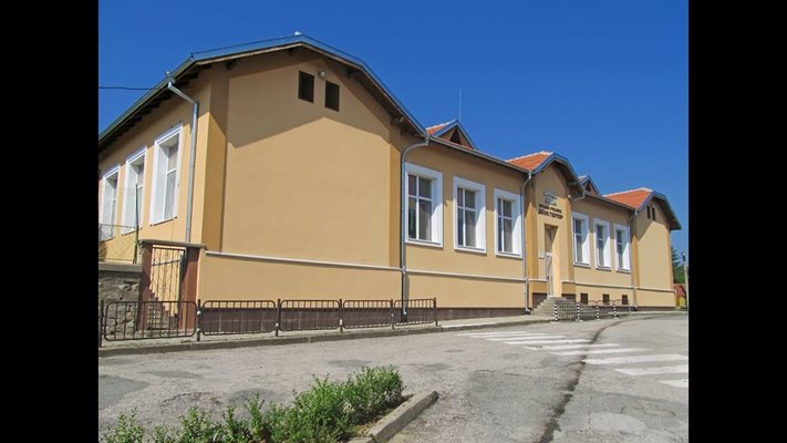Патрон е на училище с неговото име в Лясковец