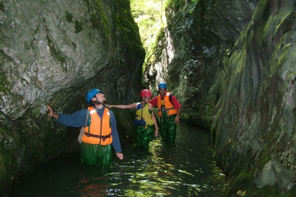 Гарга дере и Голубовица са приключения между скалите и водите на река Енинска.