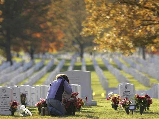 Зелена ливада и еднакви бели надгробни паметници са запазеният знак на американското гробище “Арлингтън”.
СНИМКИ: РОЙТЕРС
