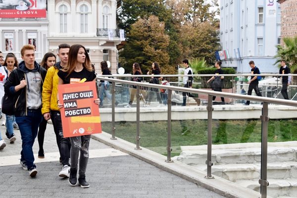 Стотици ученици от Пловдив изразиха подкрепата си за борбата срещу трафика на хора
