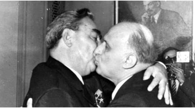 Леонид Брежнев и Тодор Живков - любов съвсем обяснима. А Вождът от стената строго ги следи...