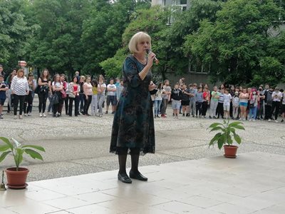 27 години Елена Александрова бе начело на СУ "Н. Вапцаров" в Пловдив.