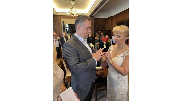 Омбудсманът Диана Ковачева и изпълнителният директор на асоциация “Прозрачност без граници” Калин Славов разменят пръстените си.