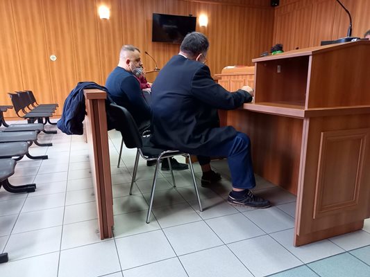 Борислав Христов (на заден план) с адвоката си в съдебната зала.