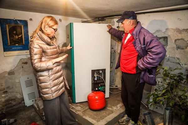 Десислава Билева провери поставянето на нов екологичен уред за отопление. СНИМКИ: АДЕЛИНА АНГЕЛОВА