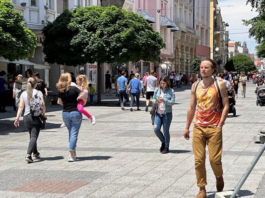 Главната на Пловдив пълна с хора, излезли в хубавото време.