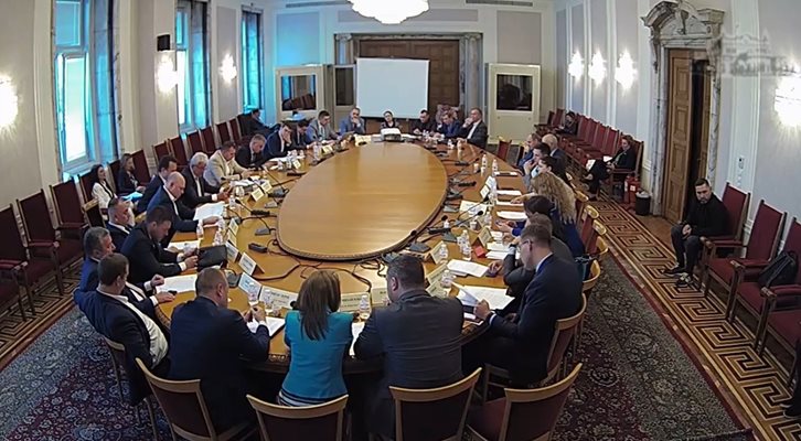 Депутатите в енергийната комисия решиха държавата да подпомага Маришкия басейн до 2029 г.