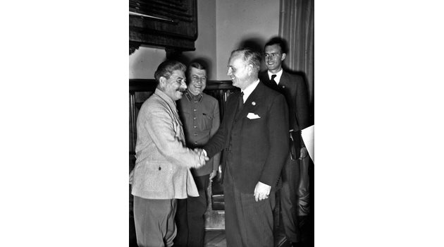 Сталин и Рибентроп след подписването на пакта за ненападение.