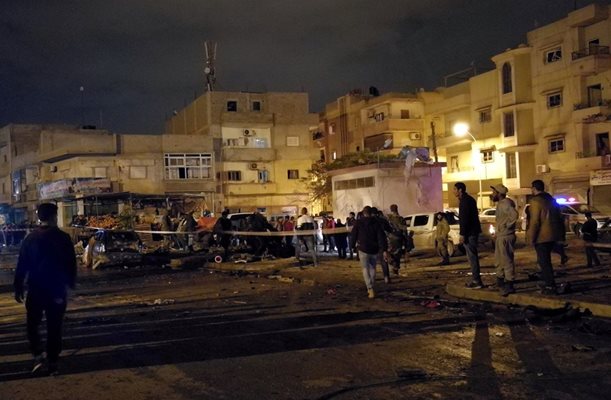 Най-малко 33 човека загинаха, а десетки бяха ранени при двоен атентат с коли бомби в либийския град Бенгази Снимки: Ройтерс