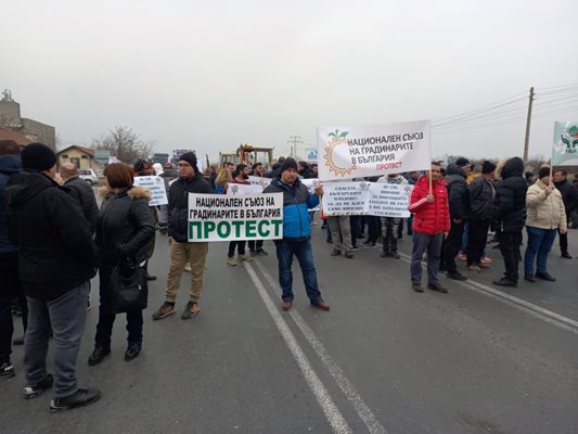Протестиращите блокираха пътя Пловдив-Карлово. Снимки: Авторът