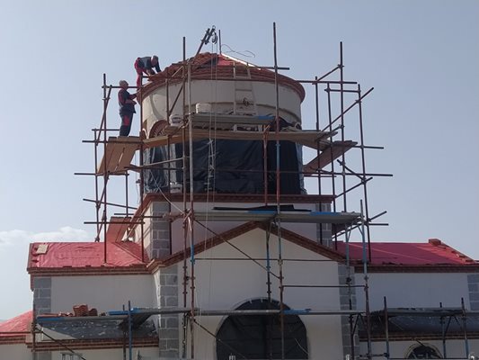Работници усилено правят новата църква "Св. Архангели", финансирана от Георги Гергов.