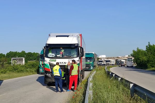 Камионите са наредени на Голямоконарско шосе до Пловдив.
