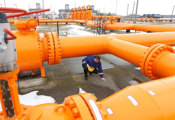 Инженер проверява газоразпределителната система в унгарското село Берегдарок - една от няколкото точки, откъдето руски газ влиза в ЕС.

