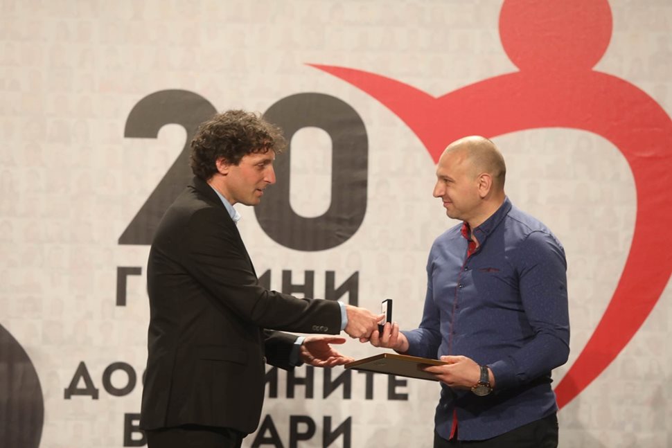 Актьорът Иван Юруков награди Димитър Димитров, който строи църква в ловешко село.
