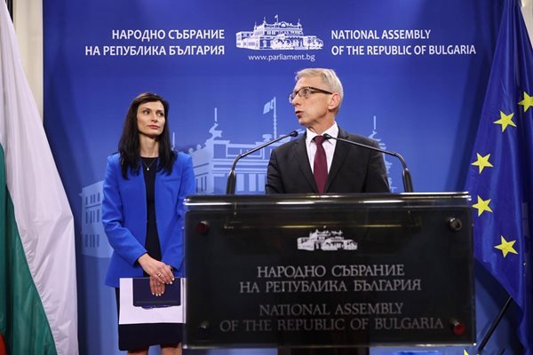 Мария Габриел и Николай Денков ще бъдат премиери на ротация в бъдещия кабинет.