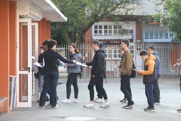 Ученици влизат на матура по български език и литература