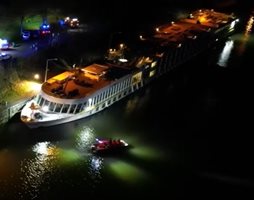 Български круизен кораб, плаващ по Дунав, се е блъснал в бетонна стена в северния австрийски град Ашах Кадър: Ютуб/TEAMFOTOKERSCH