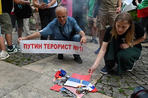 Mass burning of Russian flags in Sofia