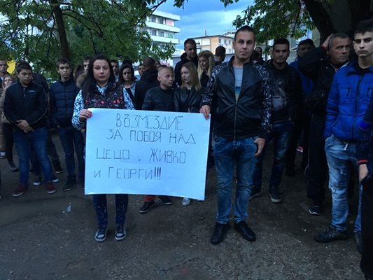 Протестът започна пред залата за фитнес. Хората поискаха възмездие за побоя над Цецо, Живко и Георги.