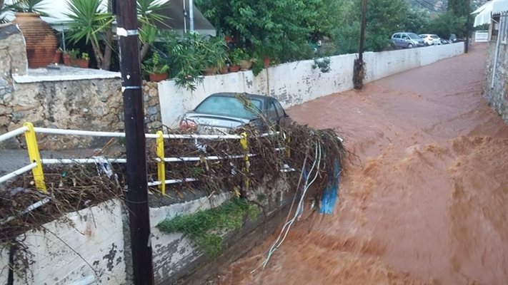 Водната стихия отнесе коли в Пелопонес.