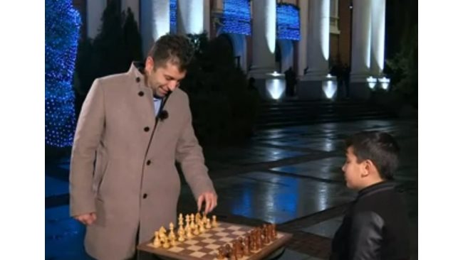 Kiril Petkov congratulates everyone on the New Year with a game of chess with a prodigy (Video)