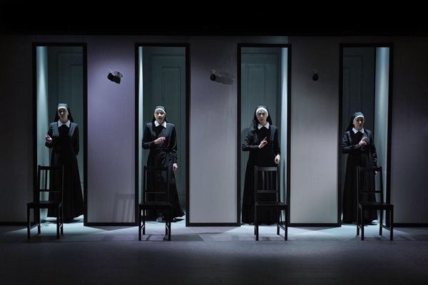 Около четирите монахини се движи действието в пиесата
Снимка: Антон Даскалов