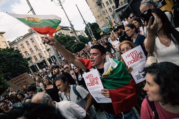 На протеста в подкрепа на 18-годишното момиче от Стара Загора имаше много тийнейджъри.