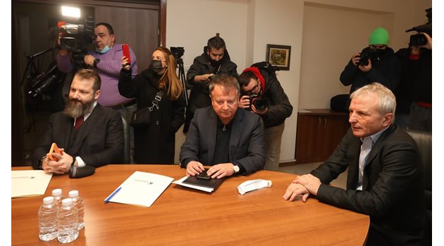 Гриша Ганчев, Данаил Ганчев и Инджов чакат в ММС среща за стадиона.