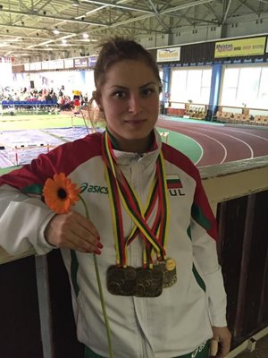 Даниела Пандова се завърна с бронзов медал от европейското първенство по вдигане на тежести за жени в Букурещ, Румъния.
