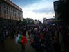 Хиляди отново скандират “Оставка”, слушат млади протестиращи на сцената (Снимки)