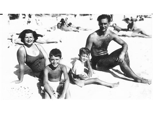 Валди с родителите и батко си на Дружба във Варна, 1954 г.
СНИМКИ: ЛИЧЕН АРХИВ