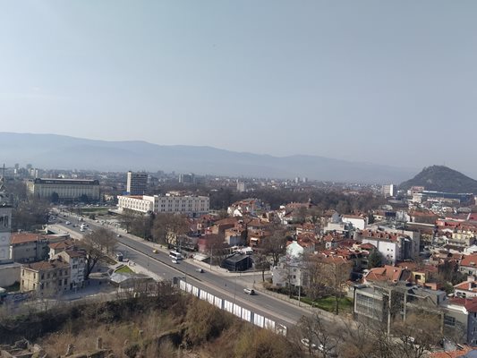От новия храм се открива чудна панорамна гледка към южната част на Пловдив и северните склонове на Родопите.