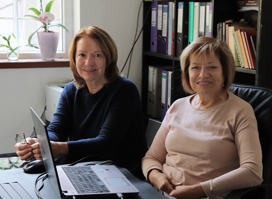 Проф. Руска Станчева (вдясно) и доц. Таня Александрова работят върху новата езикова платформа. СНИМКИ: РУМЯНА ТОНЕВА