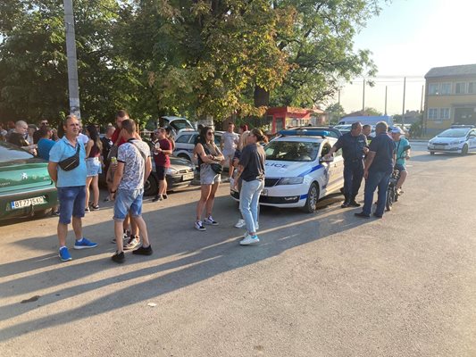 В селото има засилено полицейско присъствие, заради опасността от ескалация.