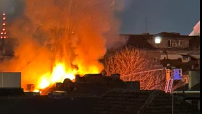 Евакуираха 40 души заради пожар в центъра на София