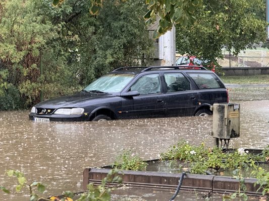 Кола е затънала в огромна локва в Казанлък.