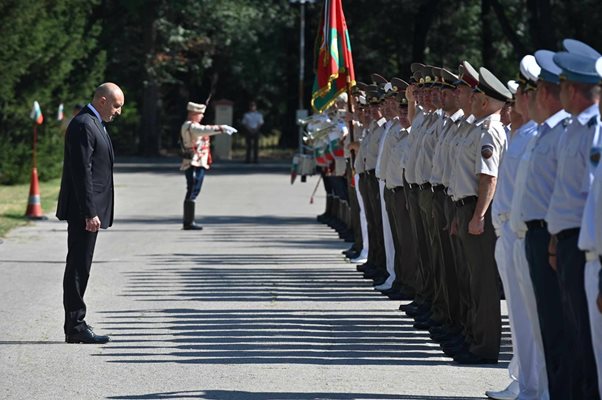 Президентът Румен Радев отиде във Военна академия в сряда, за да награди отличниците от последния випуск.

СНИМКА: ГЕОРГИ ПАЛЕЙКОВ