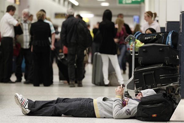 Пасажер на летището в Манчестър чака напразно обявяването на полета си.
Снимка РОЙТЕРС
