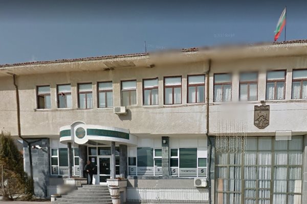 Сградата на общината в Стрелча СНИМКА: Гугъл стрийт вю