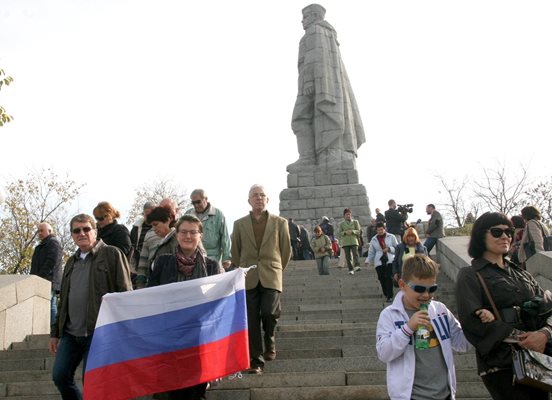 Развяха знамето на Русия.