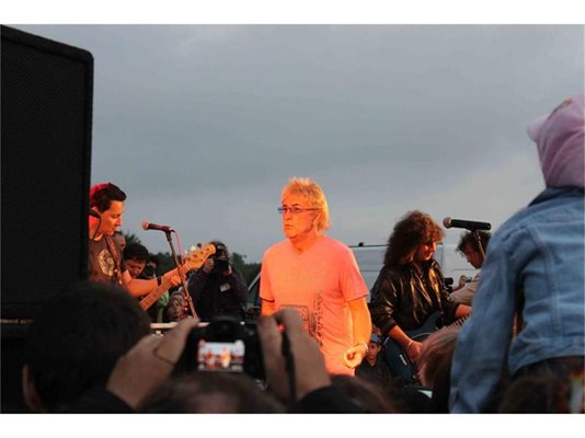 Камен бряг, 1 юли 2011 г. По традиция Джон Лоутън от “Юрая Хийп” пее “Джулай морнинг”