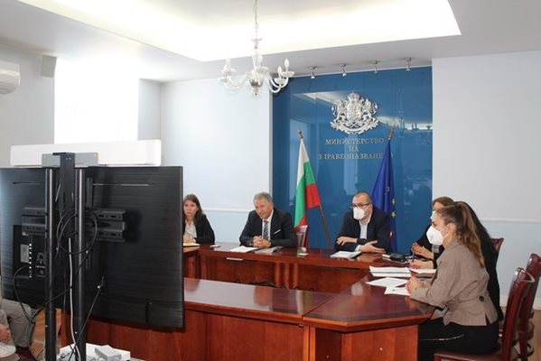 Еврокомисарят по въпросите на здравеопазването и безопасността на храните Стела Кириакиду на видеоконферентна връзка с министъра на здравеопазването Стойчо Кацаров.
Снимка: Министерство на здравеопазването