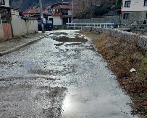 Поредната ВиК авария помрачи настроението на калоферци точно в този ден.