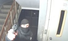 Въоръжени нахлуха в блок в "Овча купел"