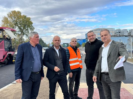 Кметът Костадин Димитров (вторият вляво) форсира работата по “Голямоконарско шосе”.