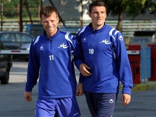 Майтапчията Христо Йовов (вдясно) е хванал ухиления Елин Топузаков под ръка и двамата излизат като гаджета за тренировка на "Герена".
СНИМКИ: ПАРСЕХ ШУБАРАЛЯН
