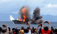 Унищожаване на кораби, които са били уловени за незаконен риболов във водите на Индонезия