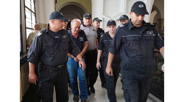 7 съдебни охранители доведоха обвинения шофьор Григор Григоров в Софийския окръжен съд.