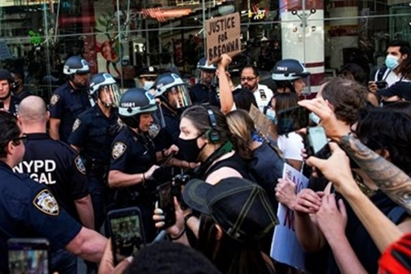 Протестиращи в Ню Йорк СНИМКА: Ройтерс 
